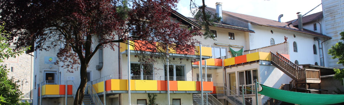 Ansicht des KiFaZi-Gebäudes vom Garten aus gesehen